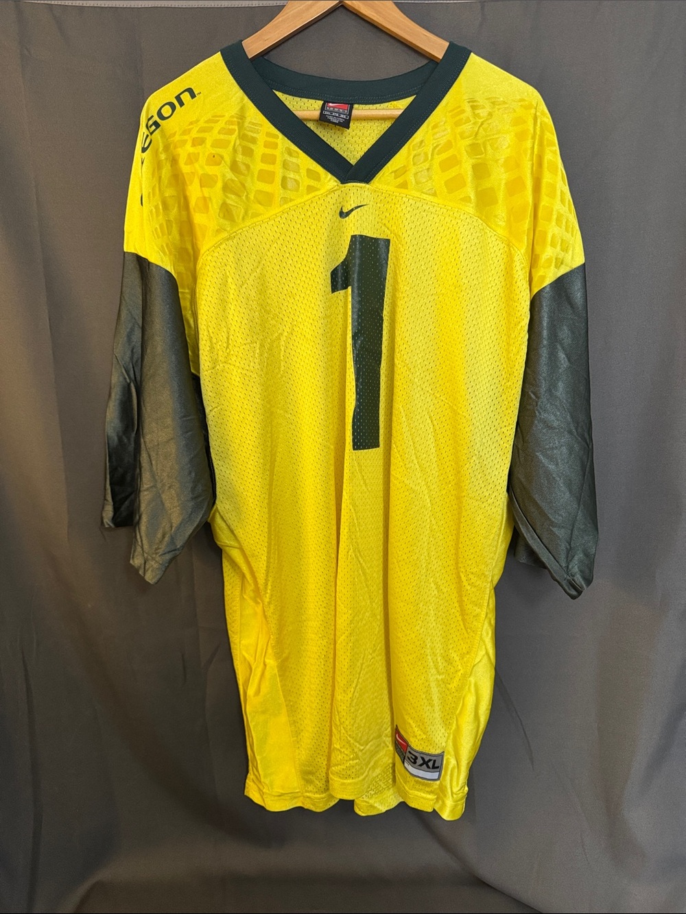 Nike Men’s Oregon Ducks Yellow and Black Performance Football Jersey